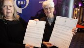GAILEARAÍ: Cóip de phardún bronnta ar ghaolta Mhaolra Seoighe ag Uachtarán na hÉireann