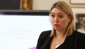 Briste brúite ag buille eile ó Karen Bradley