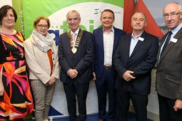 GAILEARAÍ: An ‘Dragún’ Barry O’Sullivan ar cuairt ar an gCeathrú Rua chun comhairle a chur ar fhiontraithe na Gaeltachta