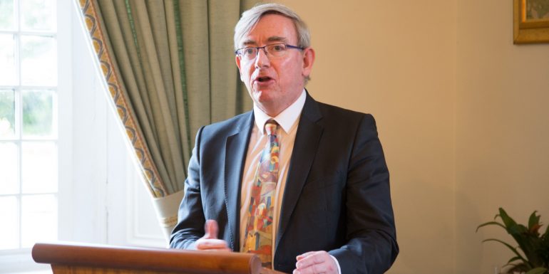 Ní chuireann neamhspleáchas institiúidí tríú leibhéal srian ar fhorbairt na hollscolaíochta Gaeilge – iaruachtarán Ollscoil na Gaillimhe