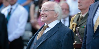 Achainí déanta ag eagraíochtaí pleanála teanga na Gaeltachta ar an Uachtarán gan reachtaíocht nua a shíniú