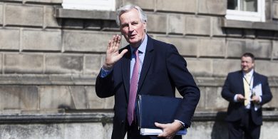 ‘Údar dóchais gur bhuail mé inniu le Michelle O’Neill agus Diane Dodds le chéile’ – Michel Barnier i mBéal Feirste