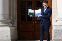 Buiséad le ‘costas maireachtála a smachtú’ le fógairt