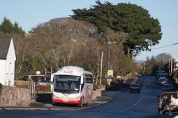 Cruinniú á lorg faoin ‘drochbhail’ atá ar thithe sóisialta ar an gCeathrú Rua agus i Leitir Mealláin