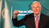 Imní ar Barnier i gcónaí go gcuirfidh ceist na hÉireann na cainteanna ó mhaith