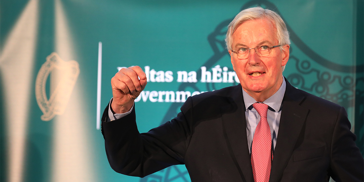 Imní ar Barnier i gcónaí go gcuirfidh ceist na hÉireann na cainteanna ó mhaith