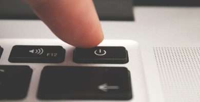 Méara an mhéarchláir agus cupán caife te lena thaobh