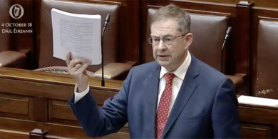 Éamon Ó Cuív díbeartha ó bhinse tosaigh Fhianna Fáil