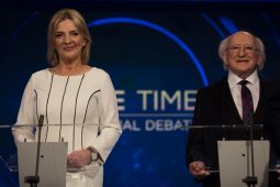 AN DÍOSPÓIREACHT: Agus na dragúin ag scóladh a chéile, ba bhinn béal ina thost ag an Uachtarán…
