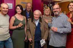 GAILEARAÍ: Scoth na drámaíochta, an cheoil agus an chomhluadair ag ceiliúradh ‘Taibhdhearc@90’…