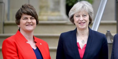 Imní ar Foster faoi shláine ‘our precious union’ agus fearg sa DUP faoi litir May