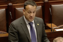 Foilsiú bille teanga curtha siar arís in ainneoin gheallúintí an Taoisigh
