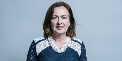 An feisire parlaiminte a labhair Gaeilge in Westminister le bheith ina haoichainteoir ag ócáid  i mBéal Feirste