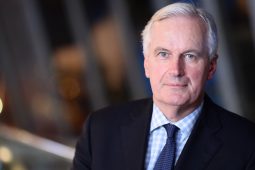 Téacs mhargadh an Bhreatimeachta nach mór réidh – Barnier