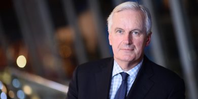 Téacs mhargadh an Bhreatimeachta nach mór réidh – Barnier