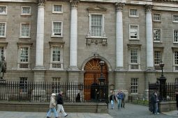 Vóta caite ag mic léinn i gColáiste na Tríonóide le feachtasaíocht a dhéanamh ar son ‘Gael-ollscolaíocht’