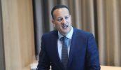 Tá an Rialtas ag íoc anois as a straitéis lochtach i dtaobh an Bhreatimeachta