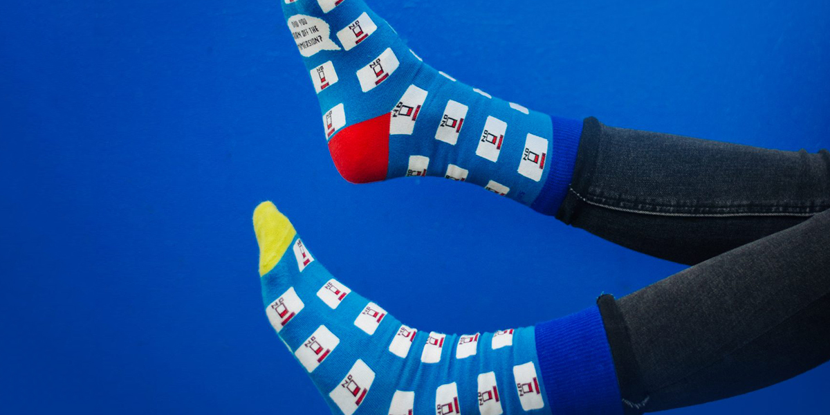 ‘If it’s feet you have these are the socks you’re after!’ – stocaí Nollag a bhfuil beagán ‘craic’ ag baint leo