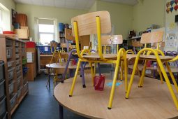 ‘Béarla éigeantach’ do pháistí beaga na Breataine Bige caite i dtraipisí
