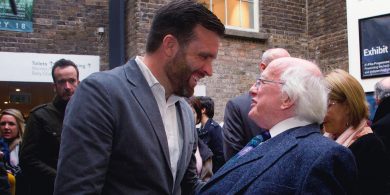 GAILEARAÍ/TUAIRISC: Slua breá i láthair don chéad léiriú de shaothar nua scannánóra as Conamara faoin gceoltóir Tony MacMahon