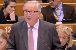 ‘Ní thréigfear Éire ag an nóiméad deiridh agus ní cluiche é seo’ – Juncker