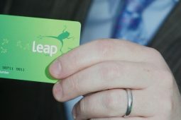 ‘Ní féidir glacadh leis nach bhfuil an Stát in ann freastal go hiomlán ar dhuine i nGaeilge’ – An Ceann Comhairle