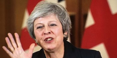 May ag súil go mbeidh an tríú huair sona agus an Breatimeacht curtha siar ar mhaithe le vóta eile