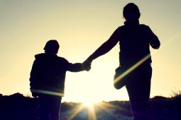 Gaeilgeoirí a labhraíonn Béarla lena bpáistí – an tabú ar gá é a phlé