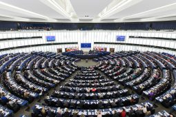 LITIR AS STRASBOURG: An Ghaeilge agus an sacar i lár an aonaigh i gcroílár na hEorpa
