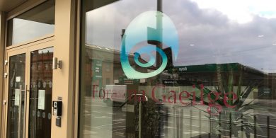 Lasair, scian, briseadh croí agus irisí Gaeilge