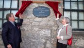 GAILEARAÍ: Slua mór i gCois Fharraige do nochtadh leacht cuimhneacháin Ghluaiseacht Chearta Sibhialta na Gaeltachta