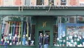 Céasta ag ceisteanna i mórshiopa leabhar ar Shráid Dásain…