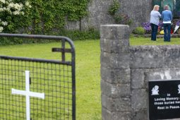 Neamhchúram an stáit an rud is scanrúla faoi scéal na leanaí tréigthe
