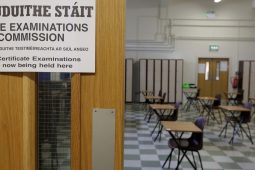 Deireadh curtha le hathbhreithniú a raibh ceist na Gaeilge éigeantaí lárnach ann