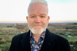 Tá cuid de lucht na Gaeilge níos dílse don státchóras ná mar atá siad don teanga