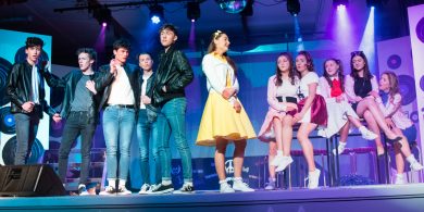 GAILEARAÍ: Gúnaí galánta agus ola ghruaige – ‘Grease’ curtha ar stáitse ag daltaí Ghaelcholáiste an Phiarsaigh i Ráth Fearnáin