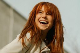 LÉIRMHEAS SCANNÁIN: Jessie Buckley ag bláthú i Wild Rose