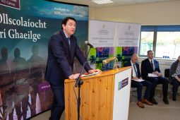 Seimeastar sa nGaeltacht d’ábhair oidí molta ag an gCoimisinéir Teanga