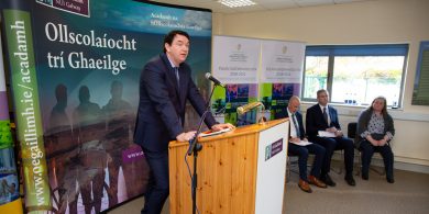 Seimeastar sa nGaeltacht d’ábhair oidí molta ag an gCoimisinéir Teanga