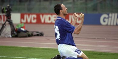 Fáilte go baile dúchais Totò Schillaci, arsa an tiománaí tacsaí liom