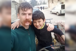 A scéal inste ag fear óg Gaeltachta faoina sheal sa tSiria ag troid i gcoinne ISIS