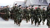 An plé ar an nglas faoi thrí á chur ar míthreoir ag an áibhéil agus an doiléire
