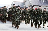 Tá beartas neodrachta míleata an stáit sa bhunreacht, níl sé ag brath ar an ghlas triarach