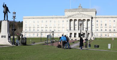 Stormont ar shaoire an tSamhraidh ach ní tráth scíthe é