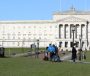 Stormont ar shaoire an tSamhraidh ach ní tráth scíthe é