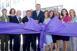 GAILEARAÍ: Ceol, damhsa agus drámaíocht ag oscailt oifigiúil Ghaelscoil Mhic Amhlaigh i nGaillimh