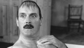 Daoine a bhí ar buile faoi ‘masla’ John Cleese don Ghaeilge ag treabhadh leo go sásta arís