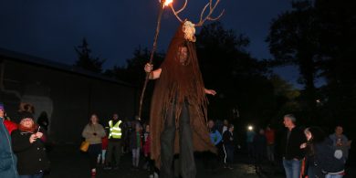 Le cúnamh Bhandia Áine, cloisfear amhráin i gcónaí ag tinte cnámh ar fud Chonamara