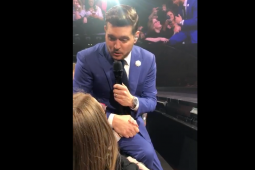FÍSEÁN: ‘An Cailín Álainn’ casta ag Gaeilgeoir óg sa lucht féachana ag ceolchoirm Michael Bublé