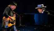 Dylan ag tiomáint leis gan trócaire ach Young faoi bhláth